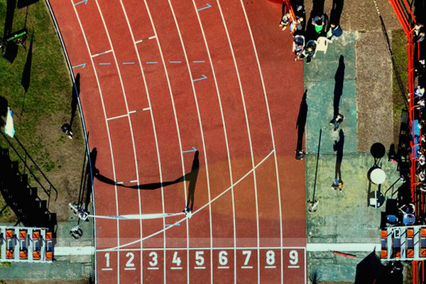 蓝色背景上叠有手机屏幕示意图，屏幕内有数字编号 01-12